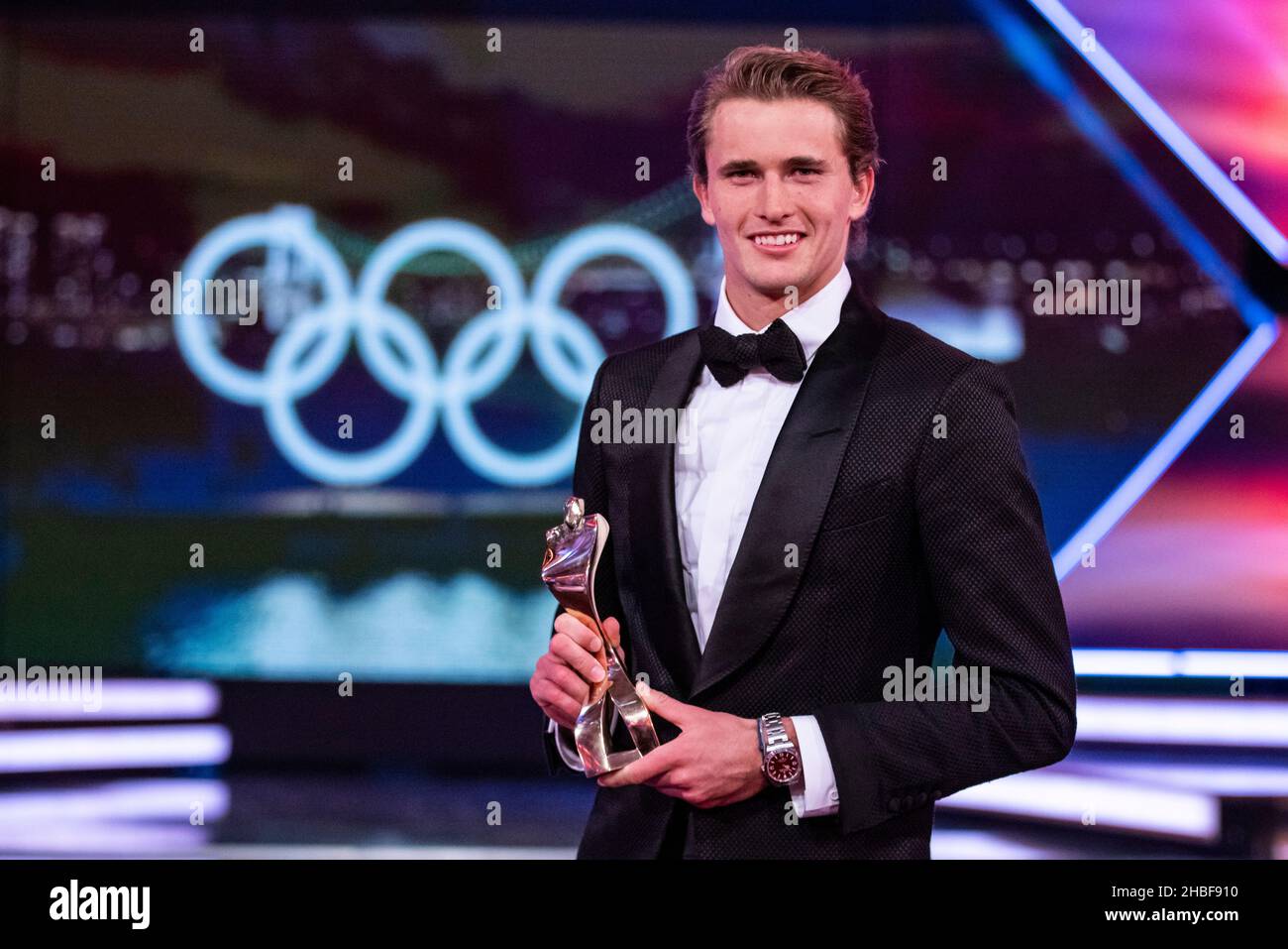 Baden Baden, Deutschland. 19th Dez 2021. Der Tennisspieler Alexander Zverev steht auf der Bühne, nachdem er den Sportsman of the Year Award 2021 erhalten hat. Kredit: Tom Weller/dpa-Pool/dpa/Alamy Live Nachrichten Stockfoto