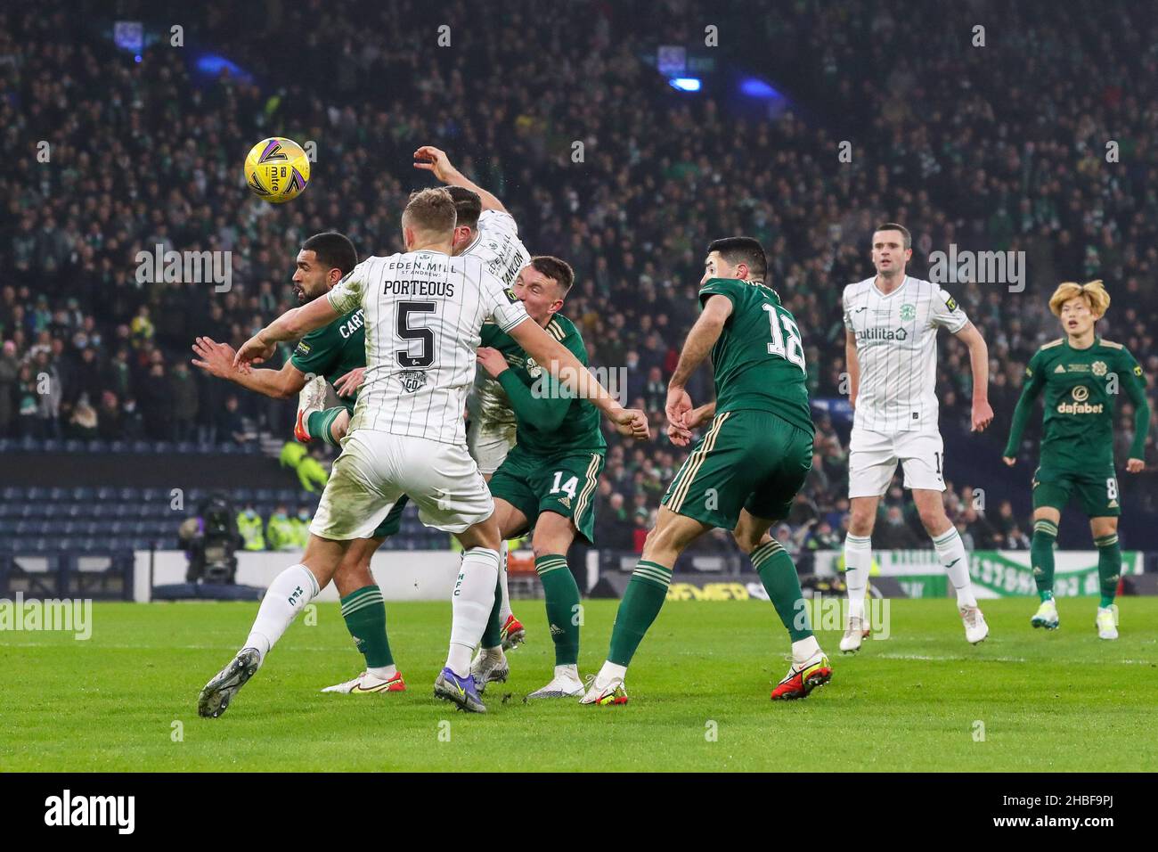 Glasgow, Großbritannien. 20th Dez 2021. Das Premier Sports Cup Finale (früher bekannt als der Scottish League Cup) wurde im Hampden Park, Glasgow, zwischen Hibernian FC und Celtic FC ausgetragen. Das Spiel wurde vor maximal 50.000 Zuschauern ausgetragen. Kredit: Findlay/Alamy Live Nachrichten Stockfoto