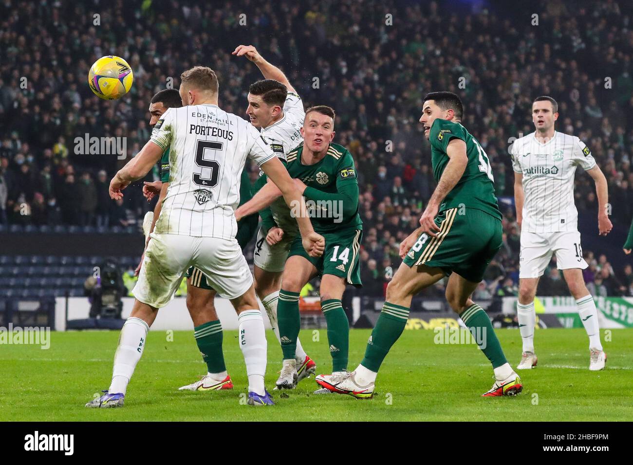 Glasgow, Großbritannien. 20th Dez 2021. Das Premier Sports Cup Finale (früher bekannt als der Scottish League Cup) wurde im Hampden Park, Glasgow, zwischen Hibernian FC und Celtic FC ausgetragen. Das Spiel wurde vor maximal 50.000 Zuschauern ausgetragen. Kredit: Findlay/Alamy Live Nachrichten Stockfoto