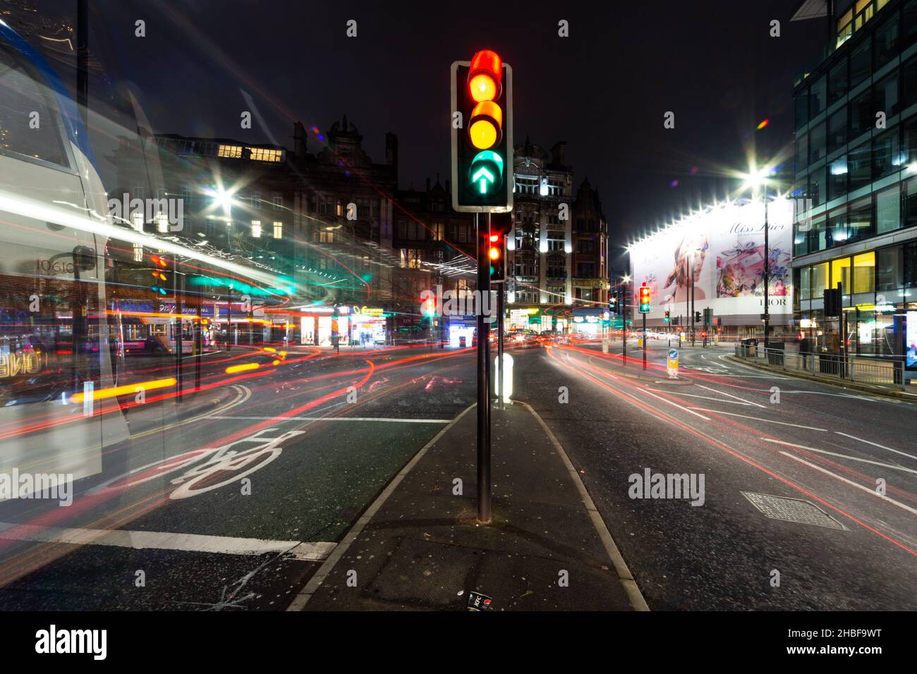 Lange Lichtwege von Bussen und anderem Verkehr auf der Portland Street, Manchester, England, Großbritannien Stockfoto