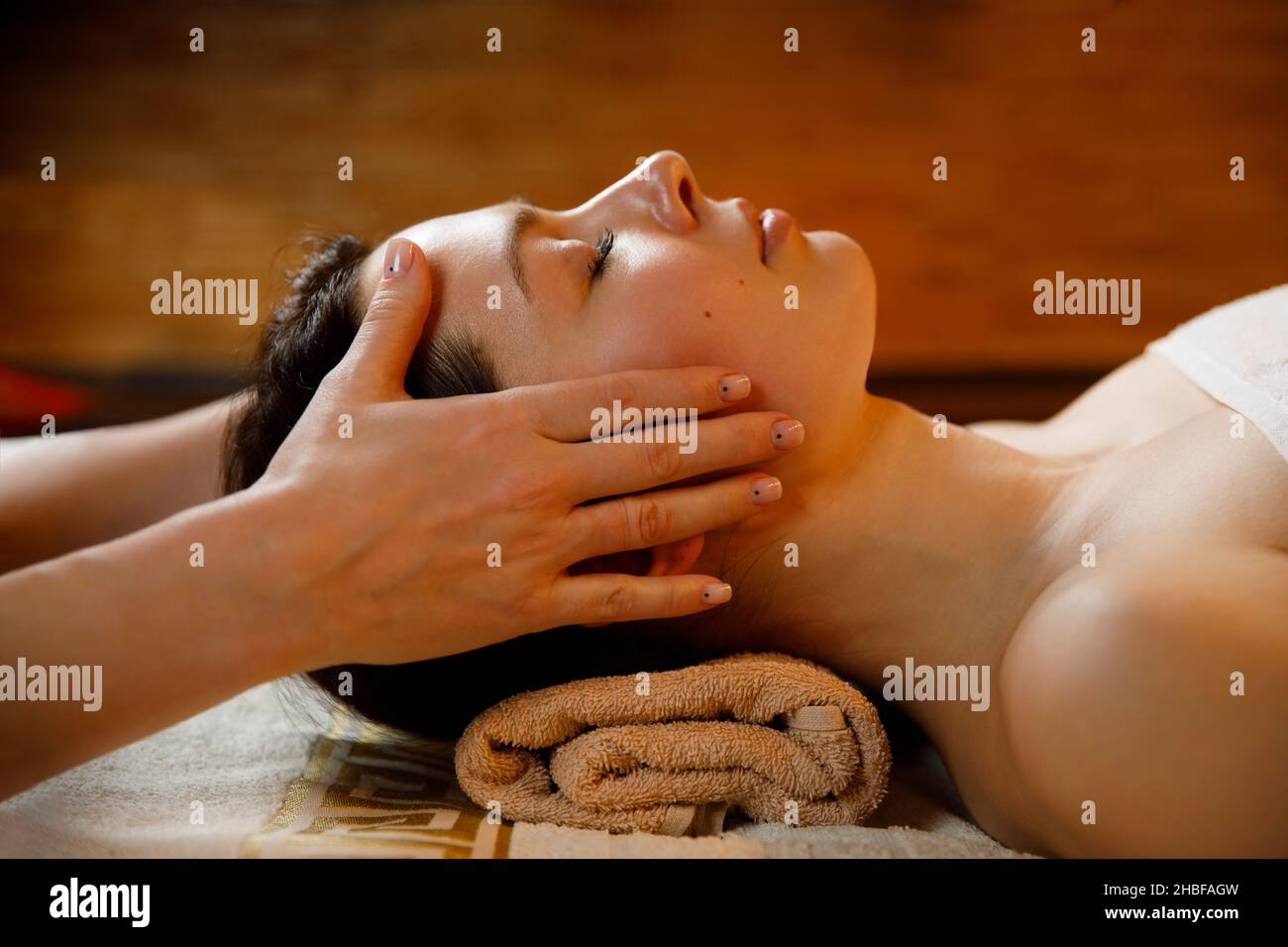 Junge Frau in einem Spa-Salon. Gesichtsmassage Verfahren. Stockfoto