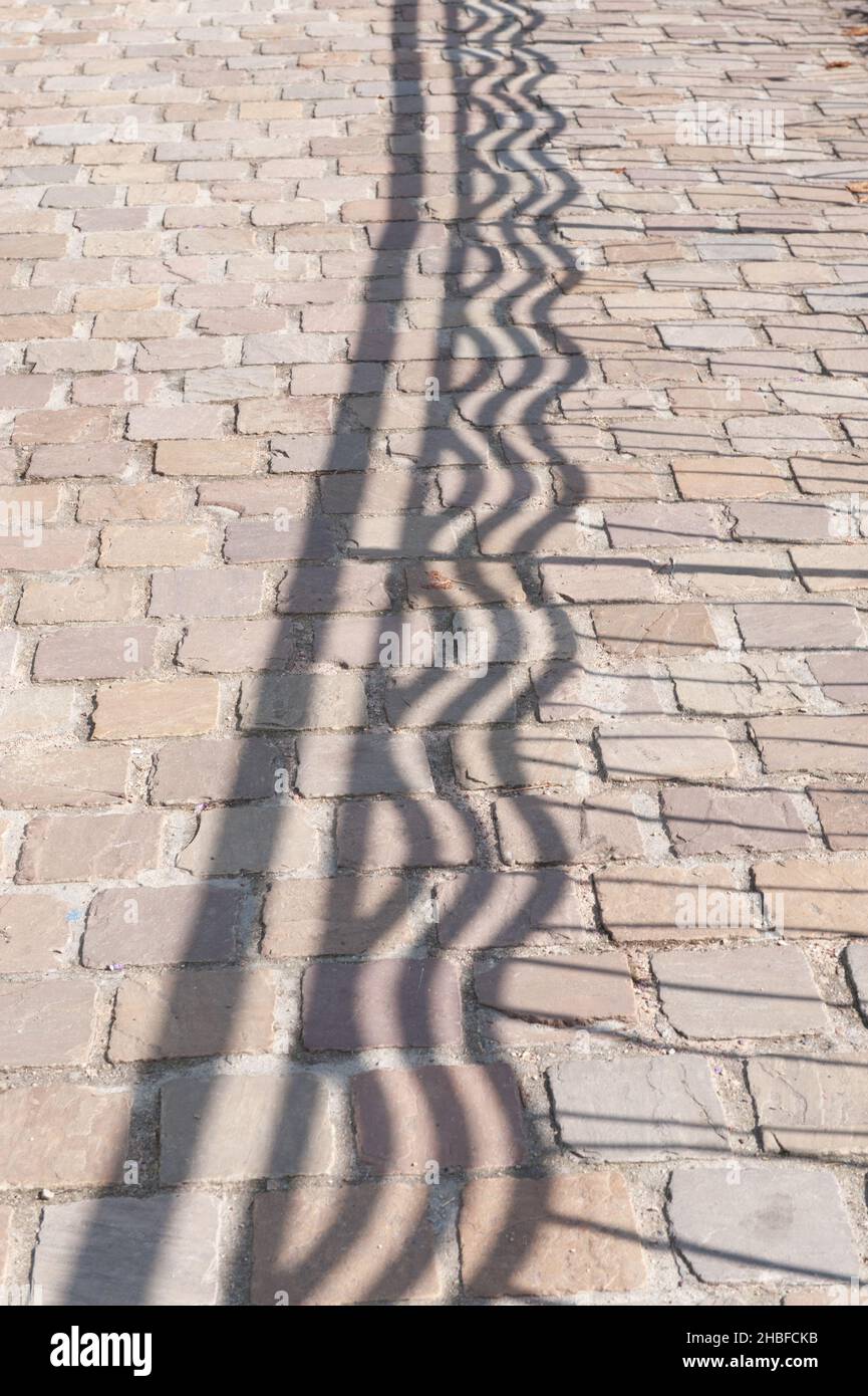 Schatten auf einem Bürgersteig in Frankreich Stockfoto