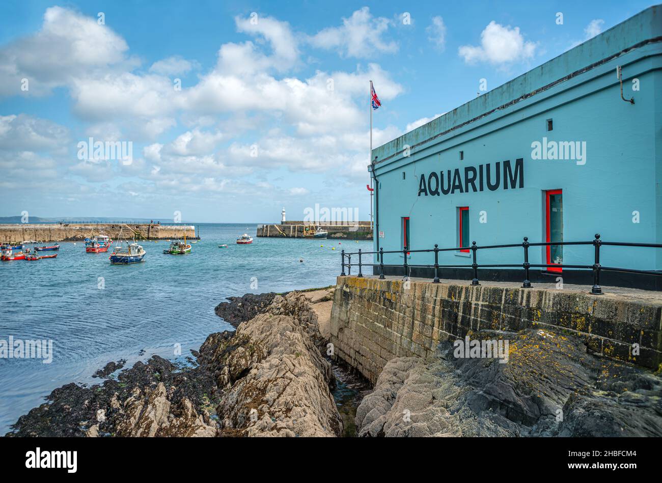 Aquariengebäude am Hafen von Mevagissey in Cornwall, England, Großbritannien Stockfoto