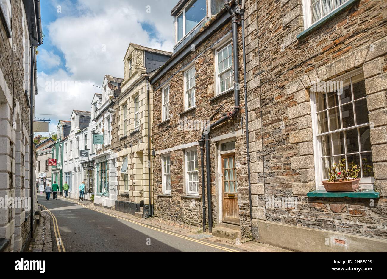Historische Häuser in einer engen Straße im Hafen von Mevagissey, Cornwall, England, Großbritannien Stockfoto