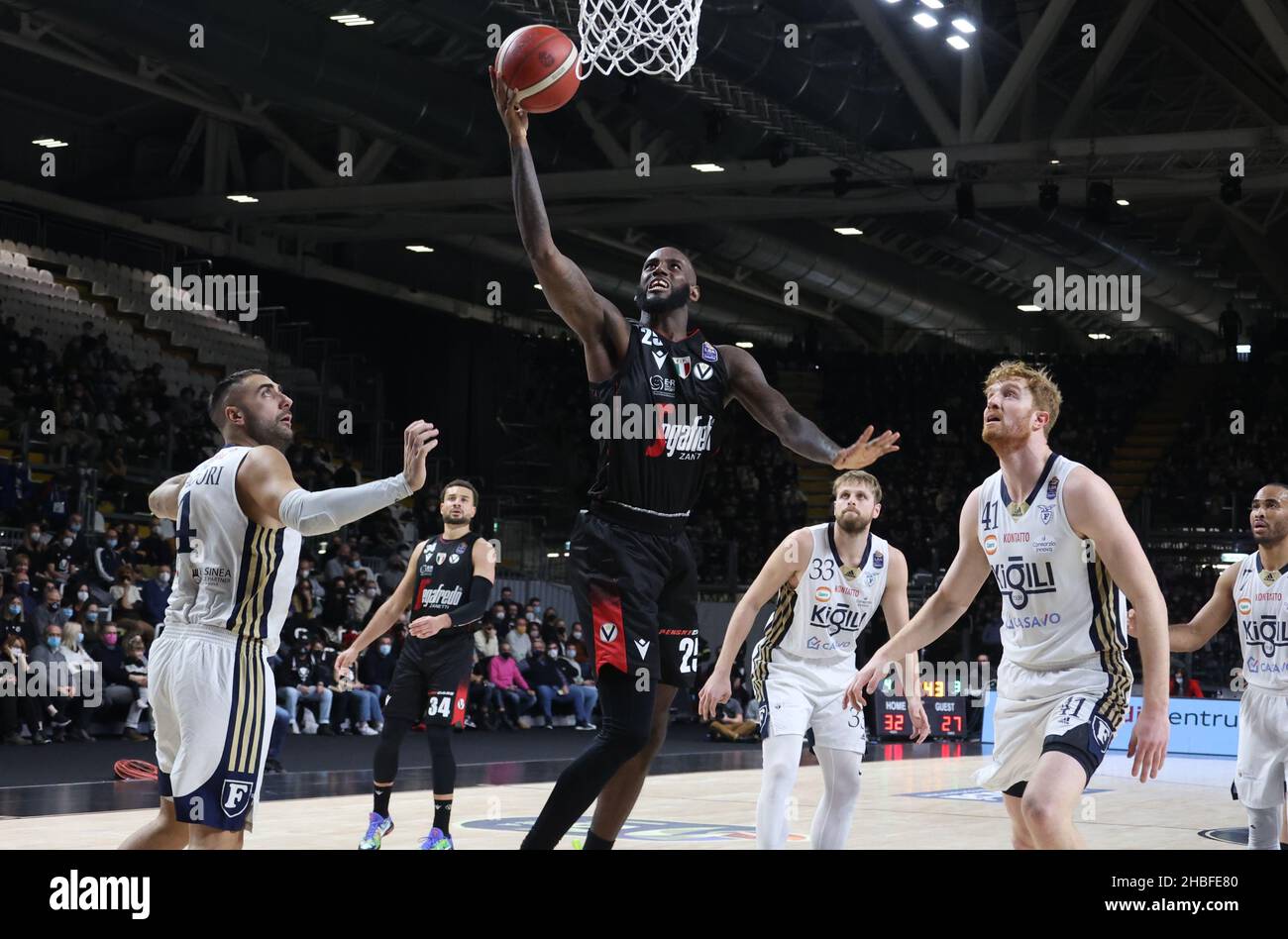 Bologna, Italien. 19th Dez 2021. Jakarr Sampson (Segafredo Virtus Bologna) während der Serie A1 der italienischen LBA Basketball-Meisterschaft Spiel Segafredo Virtus Bologna gegen. Kigili Fortitudo Bologna in der Segafredo Arena - Bologna, 19. Dezember 2021 Kredit: Unabhängige Fotoagentur/Alamy Live Nachrichten Stockfoto