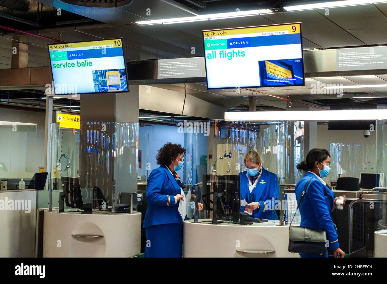 Internationaler Flughafen Schiphol, Amsterdam, Niederlande: Abflugslinie mit KLM-Mitarbeitern Stockfoto