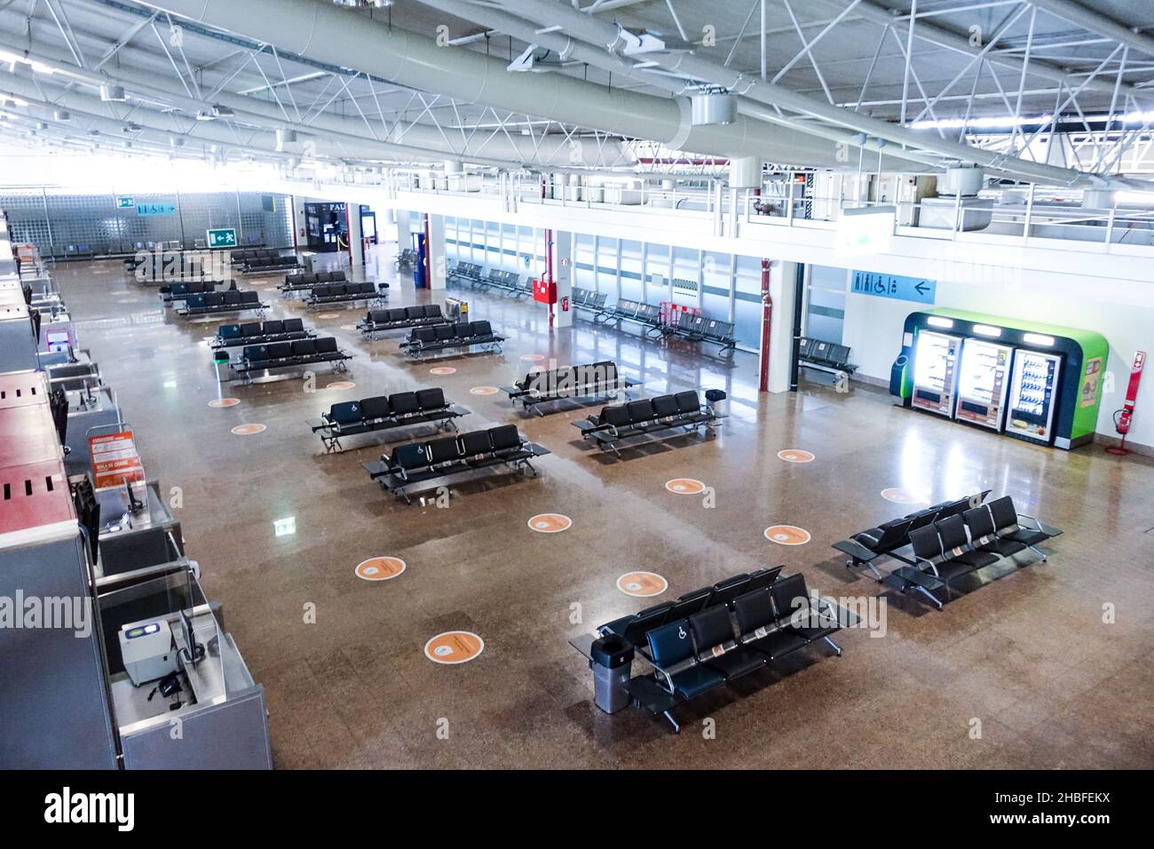Leere Sitze am Flughafen Faro, Portugal, da die Covid-19-Pandemie Reisebeschränkungen auslöst Stockfoto