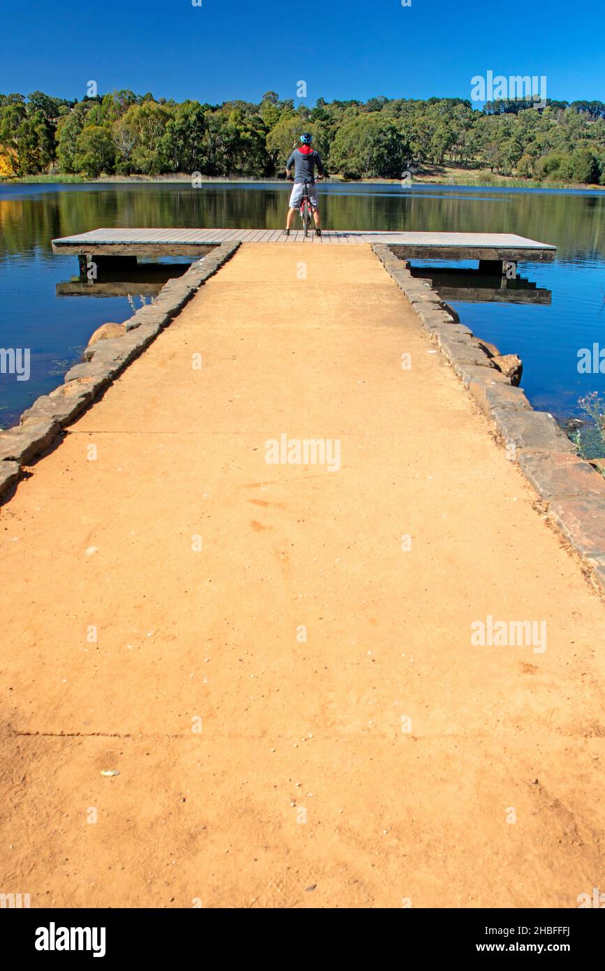 Radfahrer am Lake Canobolis Stockfoto