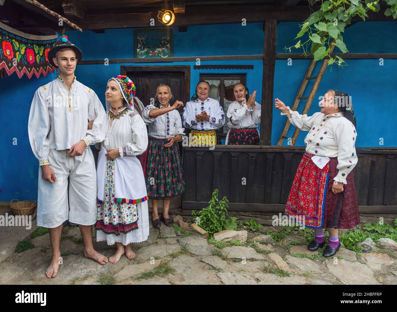 Salaj, Transsilvanien, Rumänien- 14. Mai 2018: Junges Paar in rumänischen Volkstrachten heiraten, eine traditionelle Hochzeit in einem charmanten Blau Stockfoto