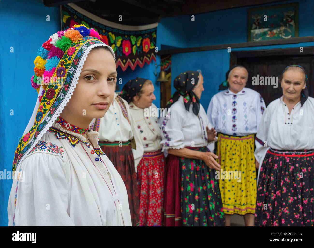Salaj, Transsilvanien, Rumänien- 14. Mai 2018: Junges Paar in rumänischen Volkstrachten heiraten, eine traditionelle Hochzeit in einem charmanten Blau Stockfoto