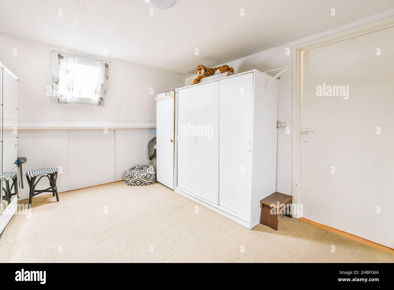 Geräumiges, helles Zimmer mit Wandschrank Stockfoto