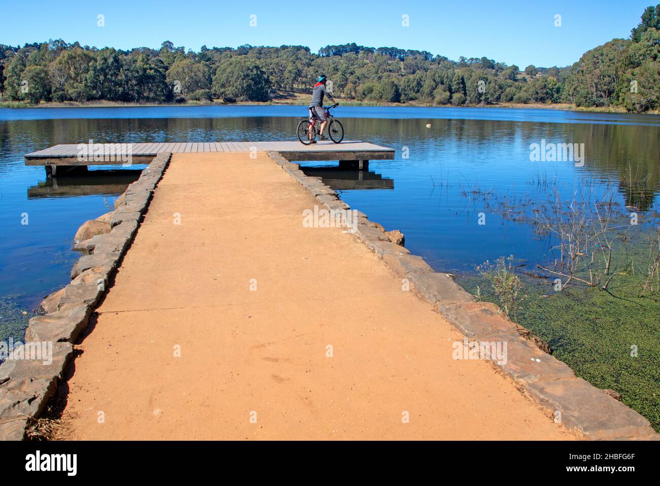 Radfahrer am Lake Canobolis Stockfoto