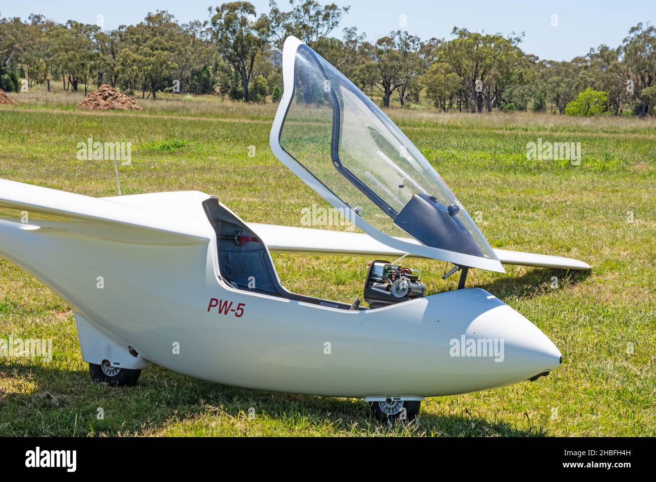 Nahaufnahme eines polnischen einsitzigen Politechnika Warszawska PW-5 Segelflugzeugs mit offenem Cockpit im Lake Keepit Soaring Club, Gunnedah Australia, Stockfoto