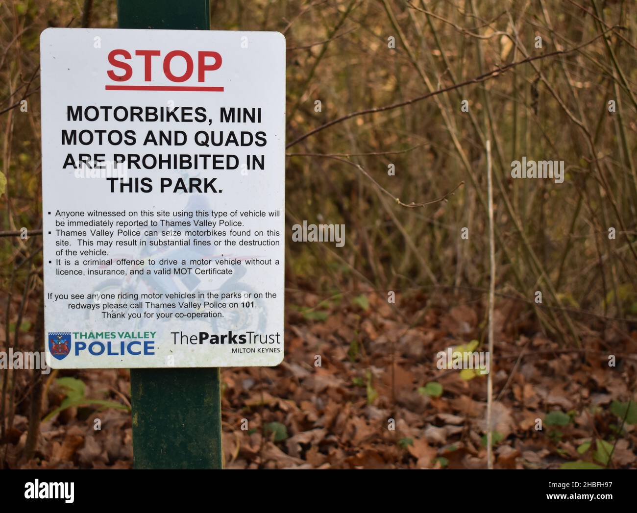 Schild, auf dem steht, dass Motorräder, Mini-Motos und Quad-Bikes im Park verboten sind. Stockfoto