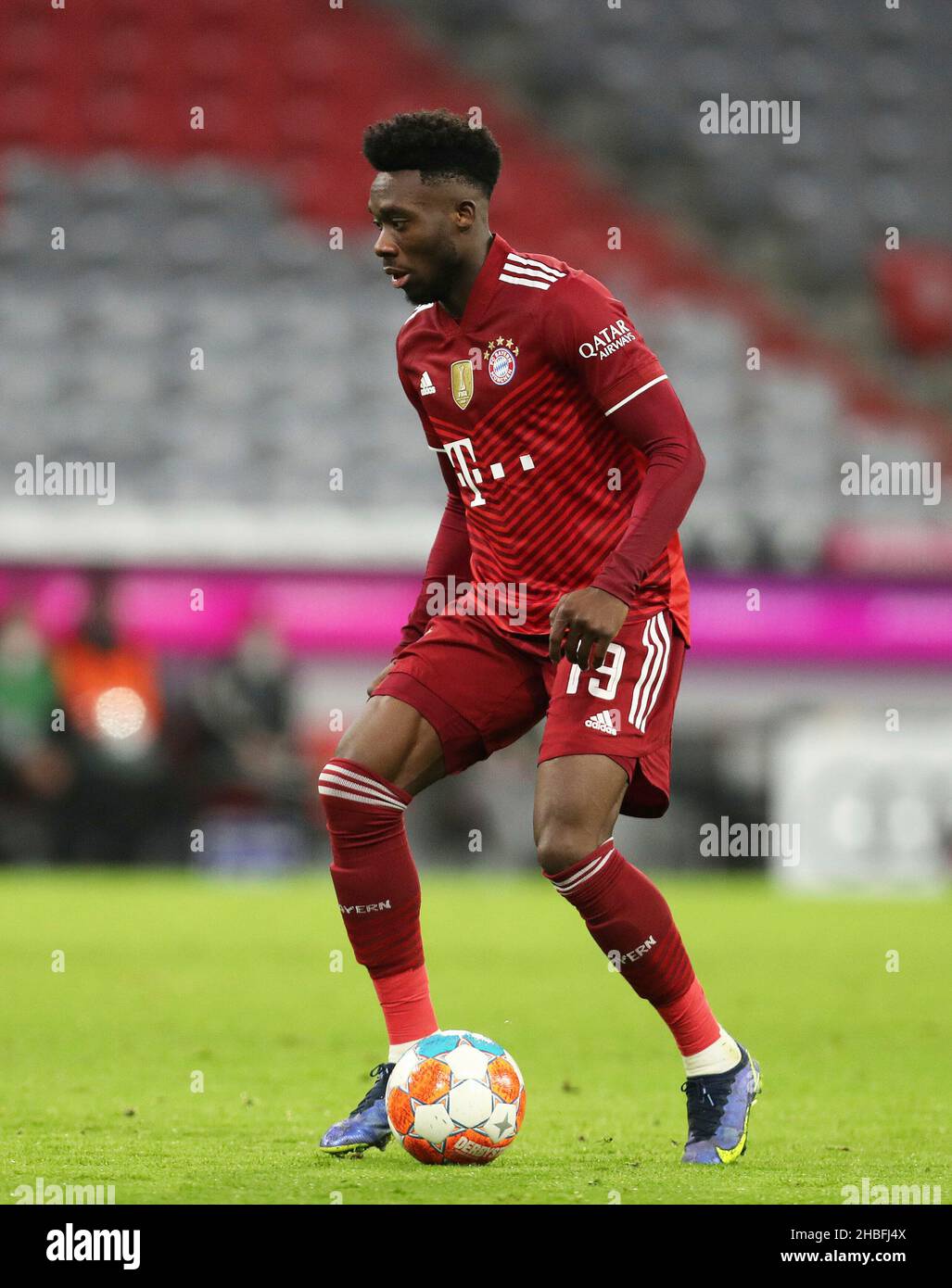 firo: Fuvuball: Fußball: 17.12.2021 1st Bundesliga, Spielzeit 2021/2022 17th Spieltag FC Bayern Mvºnchen - VfL Wolfsburg 4: 0 Alphonso Davies, FC Bayern Mvºnchen, FCB, Bayern, FC Bayern, Einzelaktion, Stockfoto