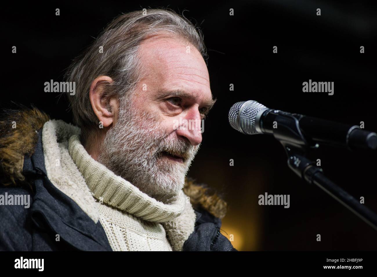 Wojciech Kinasiewicz, der Anführer der Obywatele RP (Bürger der RP) Street Opposition, spricht während der Demonstration.Tausende von Menschen kamen in den Präsidentenpalast in Warschau, um gegen die Einschränkungen der Medienfreiheit durch die polnische Regierung zu protestieren. Am Freitag, dem 17th. Dezember, wurde vom polnischen parlament unerwartet ein Gesetz zur Beschränkung des ausländischen Eigentums an polnischen Medien verabschiedet. Das vorgeschlagene Gesetz richtet sich insbesondere an Polens größten privaten Sender - den US-amerikanischen Fernsehsender TVN, dessen Berichterstattung oft regierungskritisch ist und von vielen als ein Fernsehsender angesehen wird, der sich abwehrt Stockfoto