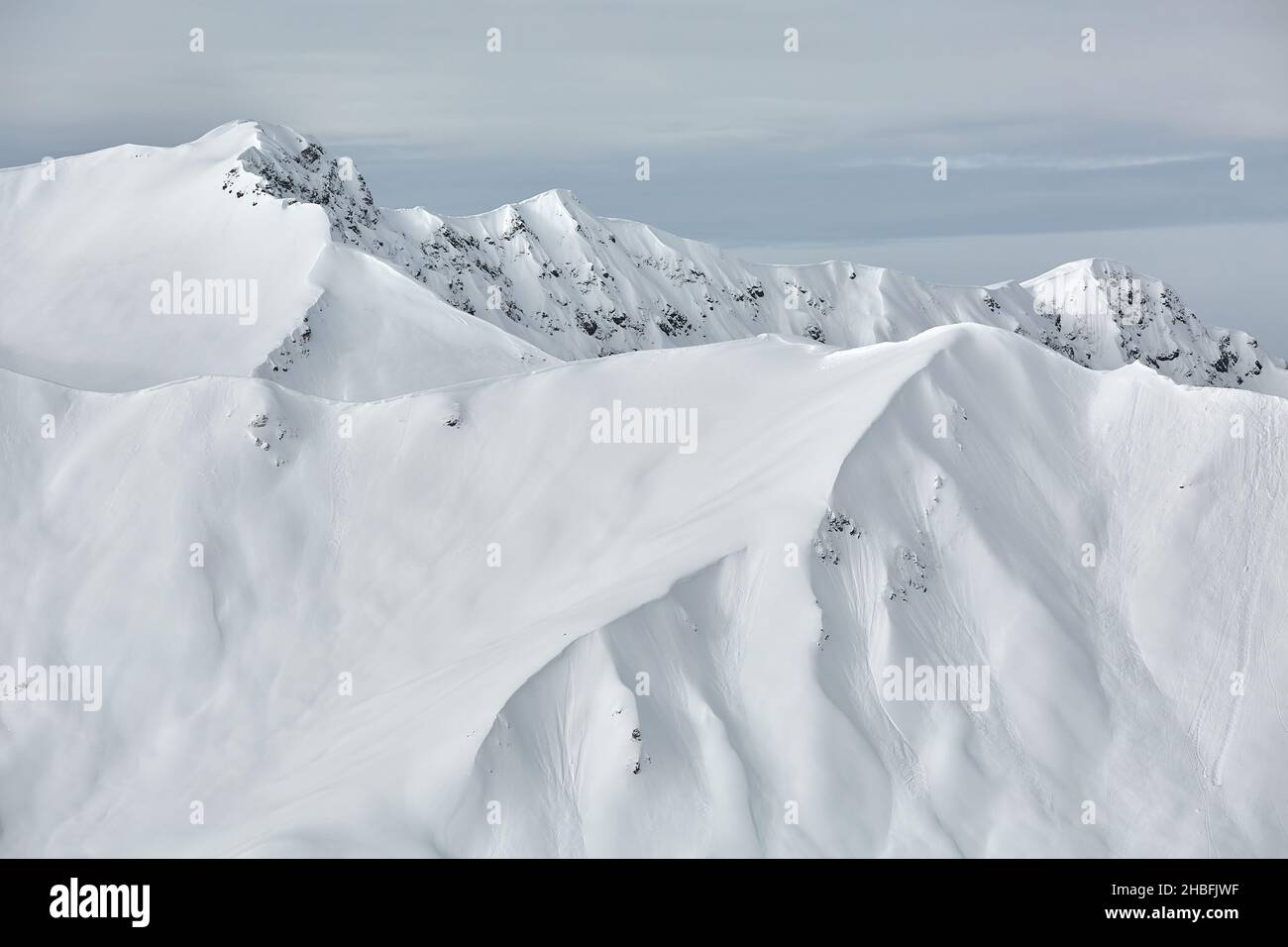 Hohe Berge mit Schnee bedeckt Stockfoto