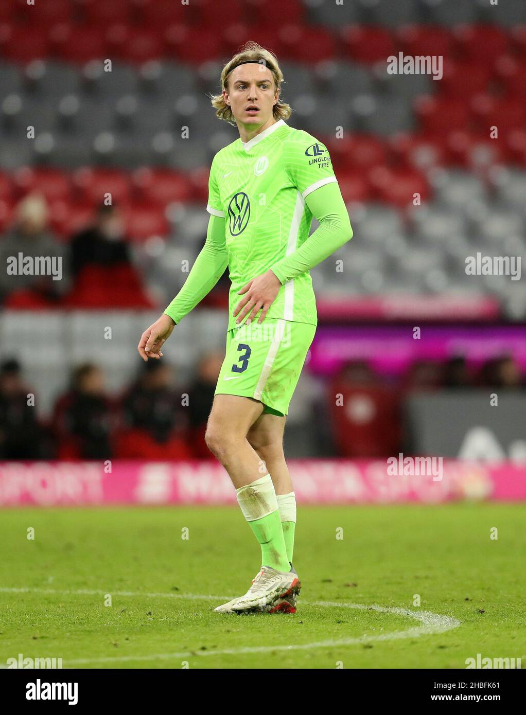 firo: Fuvuball: Fußball: 17.12.2021 1st Bundesliga, Spielzeit 2021/2022 17th Spieltag FC Bayern Mvºnchen - VfL Wolfsburg 4: 0 Sebastiaan Bornnauw, VfL Wolfsburg, VfL, Wolfsburg, ganze Figur, Stockfoto