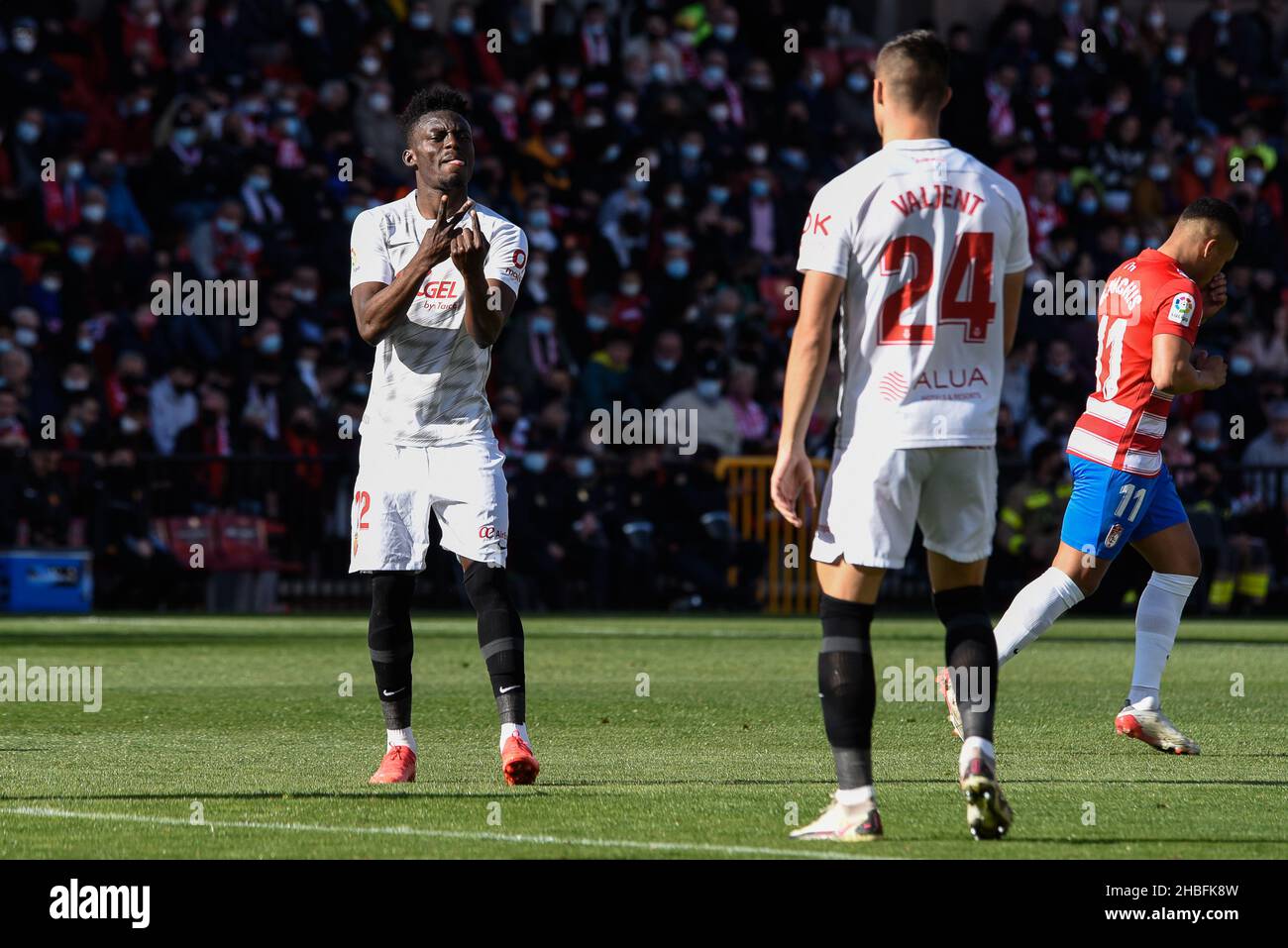 Granada, Spanien. 19th Dez 2021. Idrissu Baba von Real Mallorca spricht mit Martin Valjent von Mallorca während des Liga-Spiels zwischen Granada CF und Real Mallorca im Nuevo Los Carmenes Stadion am 19. Dezember 2021 in Granada, Spanien. (Foto: José M Baldomero/Pacific Press) Quelle: Pacific Press Media Production Corp./Alamy Live News Stockfoto