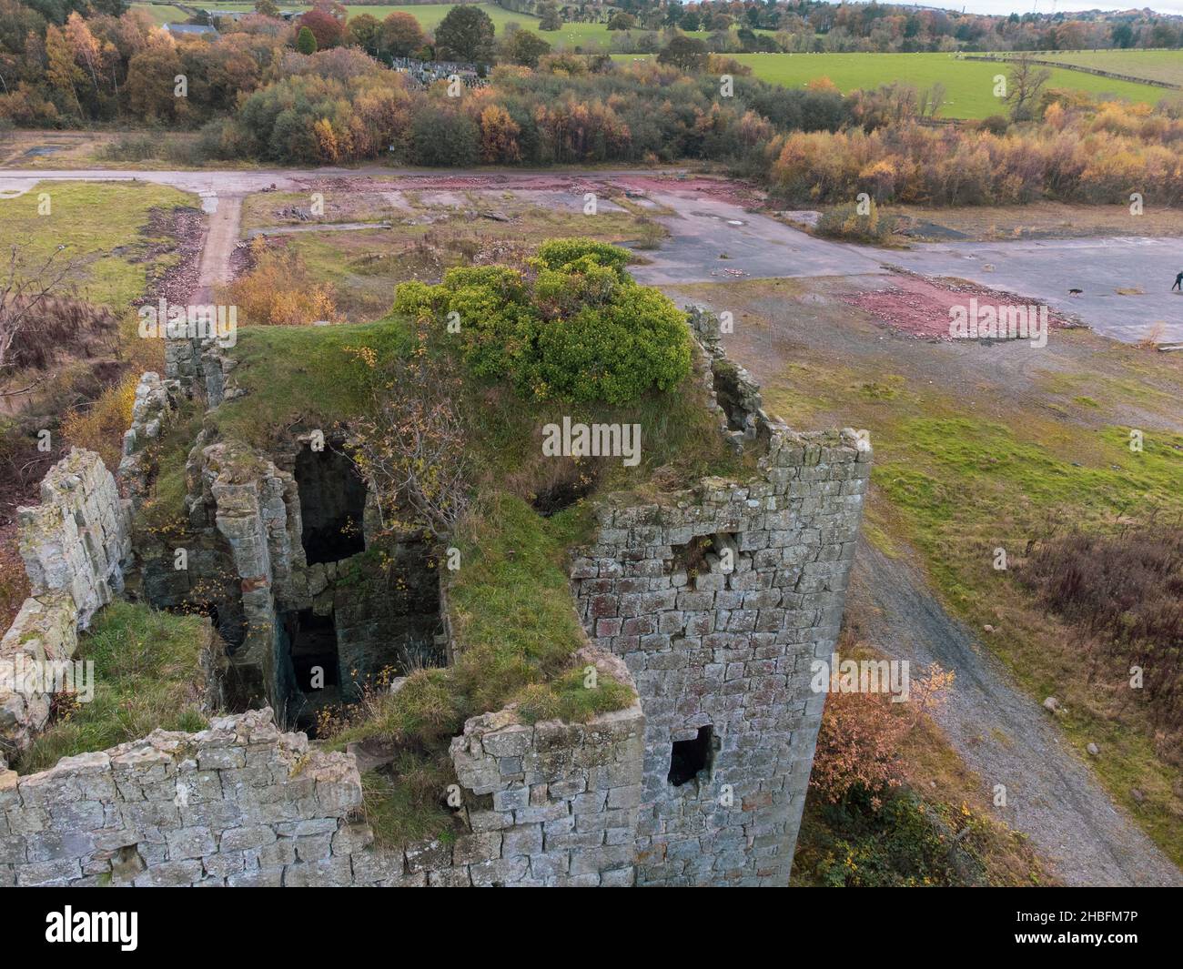 Almond Castle ist eine Ruine. Es liegt westlich von Linlithgow und nördlich des Union Canal in Falkirk, Schottland. Großbritannien Es war bekannt als Haining Castle. Stockfoto