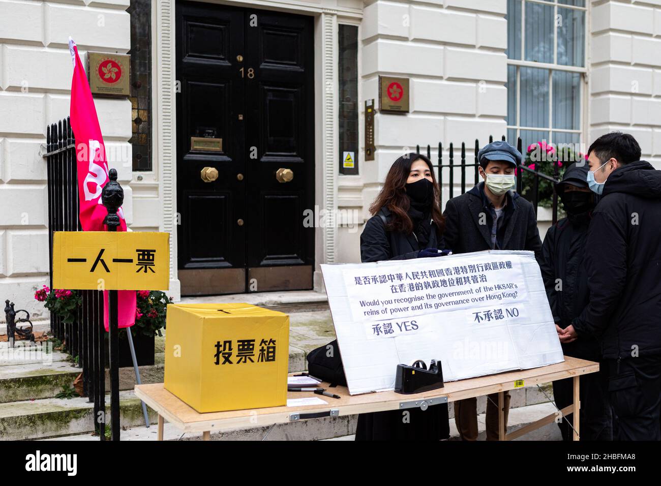 London, Großbritannien. 19th Dez 2021. Eine Wahlurne, die außerhalb der HKETO eingerichtet wurde, mit einem Schild, das besagt, dass „ein Mann eine Stimme hat“. Am 19th. Dezember fanden die Parlamentswahlen 2021 in Hongkong statt. Die Hongkonger in London versammelten sich vor dem Wirtschafts- und Handelsbüro von Hongkong (HKETO), um Scheinwahlen abzuhalten und gegen die Unrechtmäßigkeit der Wahlen „nur Patrioten“ in Hongkong zu protestieren. (Foto von Belinda Jiao/SOPA Images/Sipa USA) Quelle: SIPA USA/Alamy Live News Stockfoto