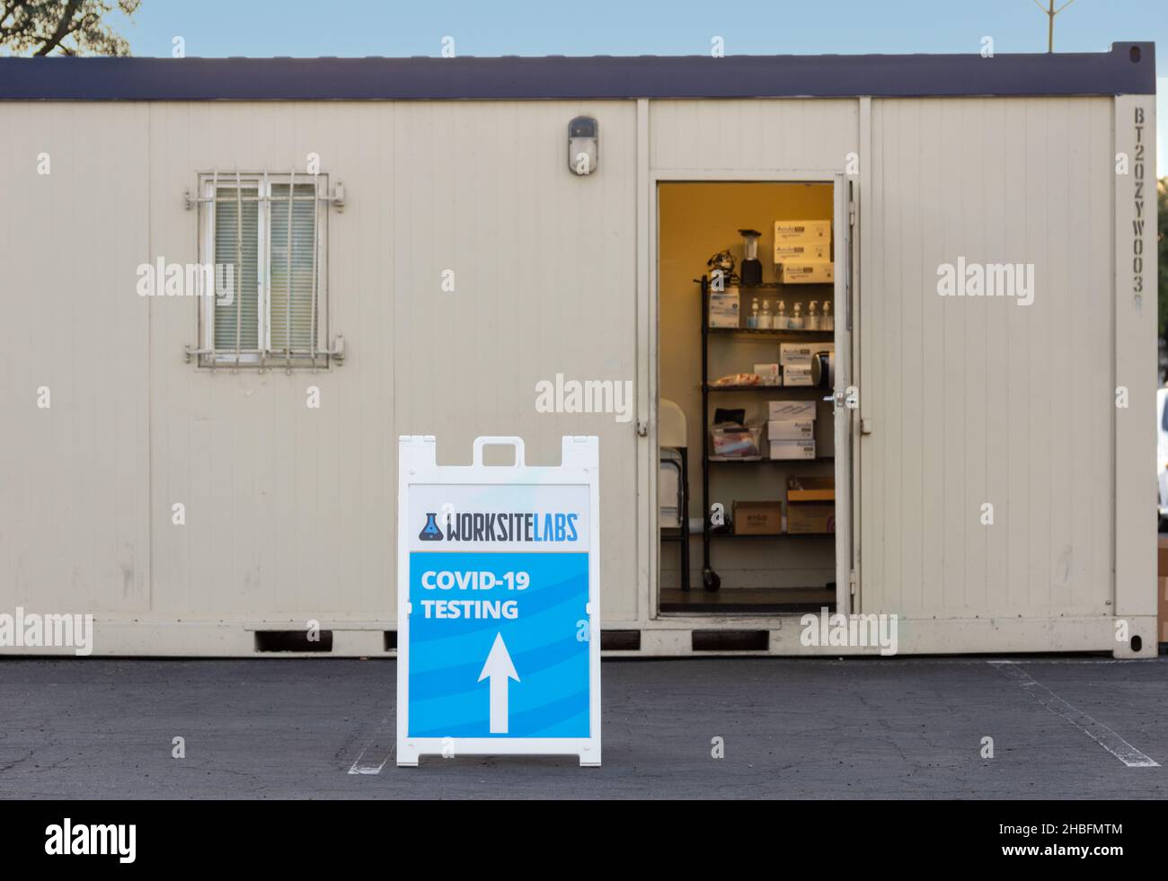 Temporäre Coronavirus-Testeinheit in der Nähe des Los Angeles International Airport gezeigt. Stockfoto