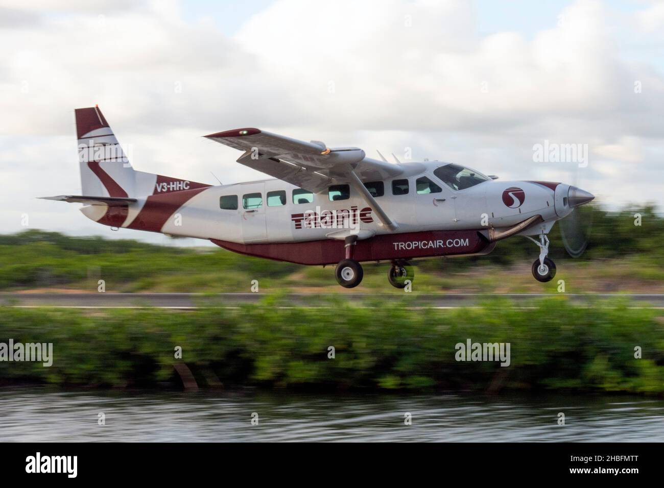 Ein tropisches Flugzeug der Air Cessna 208 Grand Caravan landet am Flughafen Placencia, Belize Stockfoto