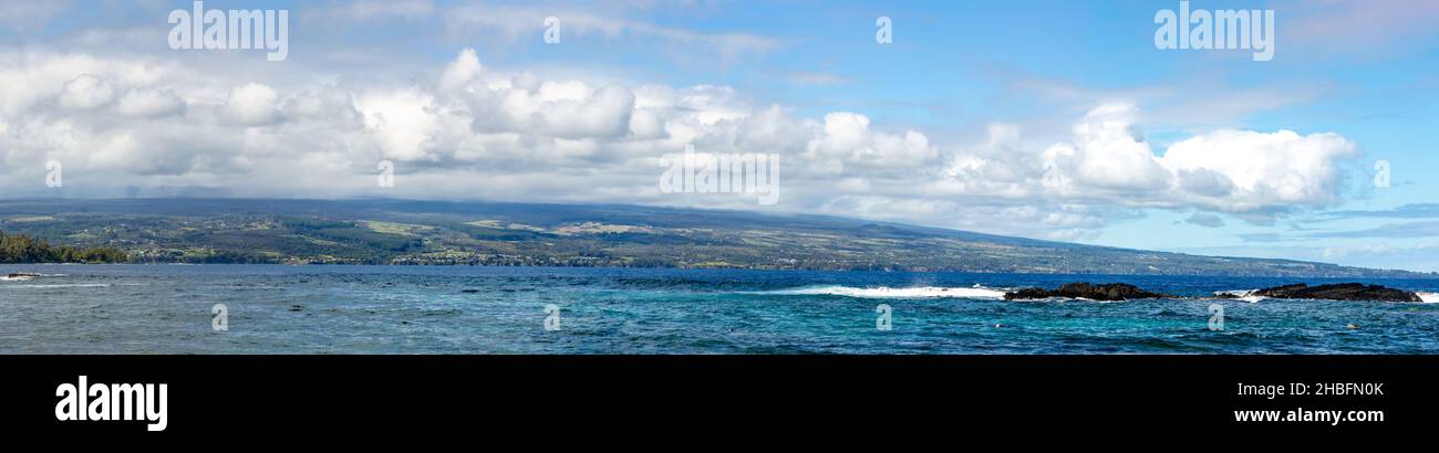 Panoramablick auf Hilo, Big Island, Hawaii vom Richardson Ocean Park Stockfoto