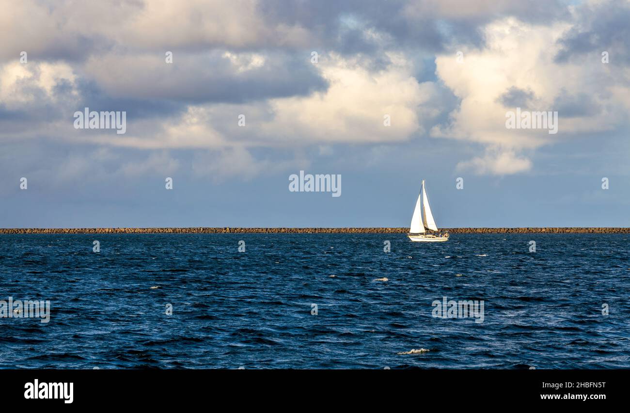 Segelboot, das in den ruhigen Gewässern der Hilo Bay auf Big Island, Hawaii, segelt Stockfoto