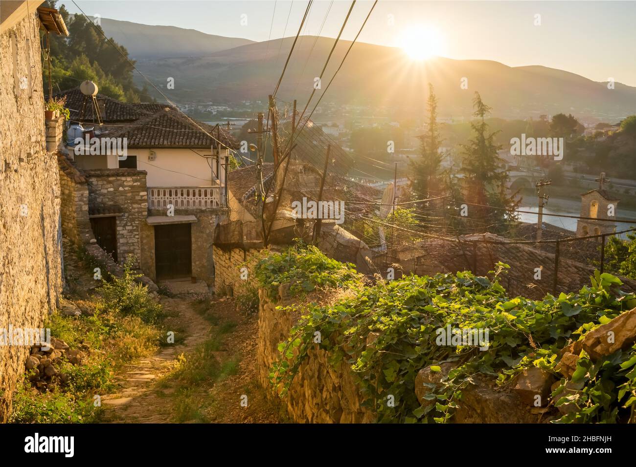 Alte traditionelle Häuser der historischen Stadt Berat in Albanien Stockfoto