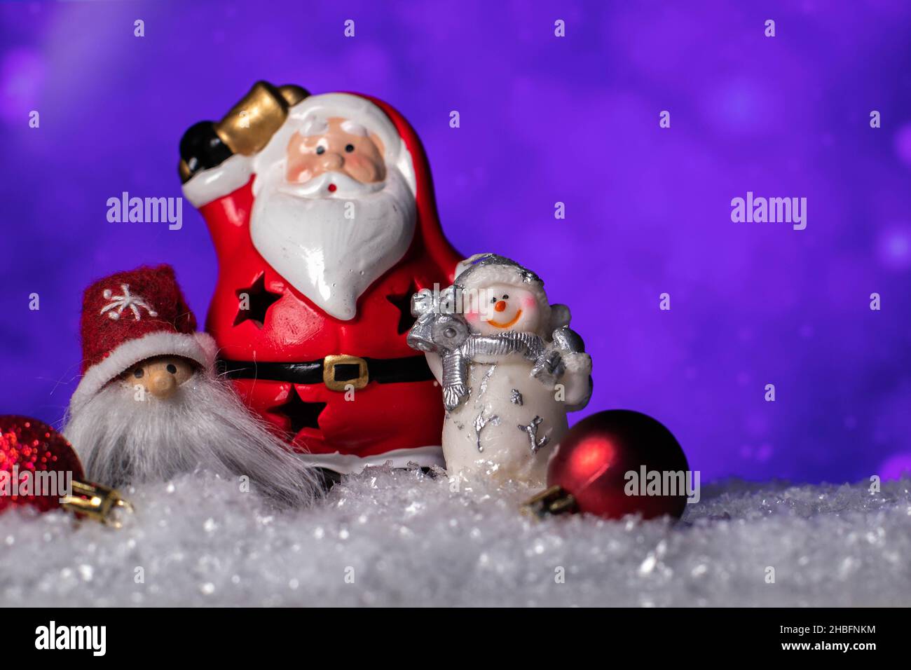 Keramik Weihnachtsmann Statue, Schneemann, gnome Figur, weihnachtsbaum Spielzeug auf Schnee stehen Stockfoto