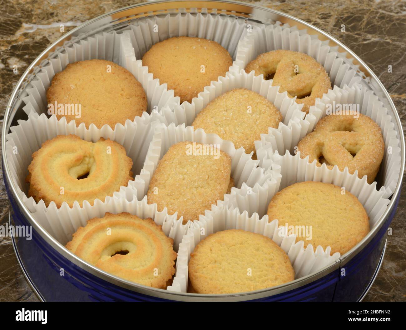 Buttergebäck in Pappbechern in runder Plätzchenform Stockfoto