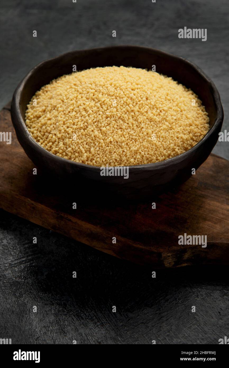 Couscous auf dunklem Hintergrund. Traditionelles Vollkorn. Stockfoto