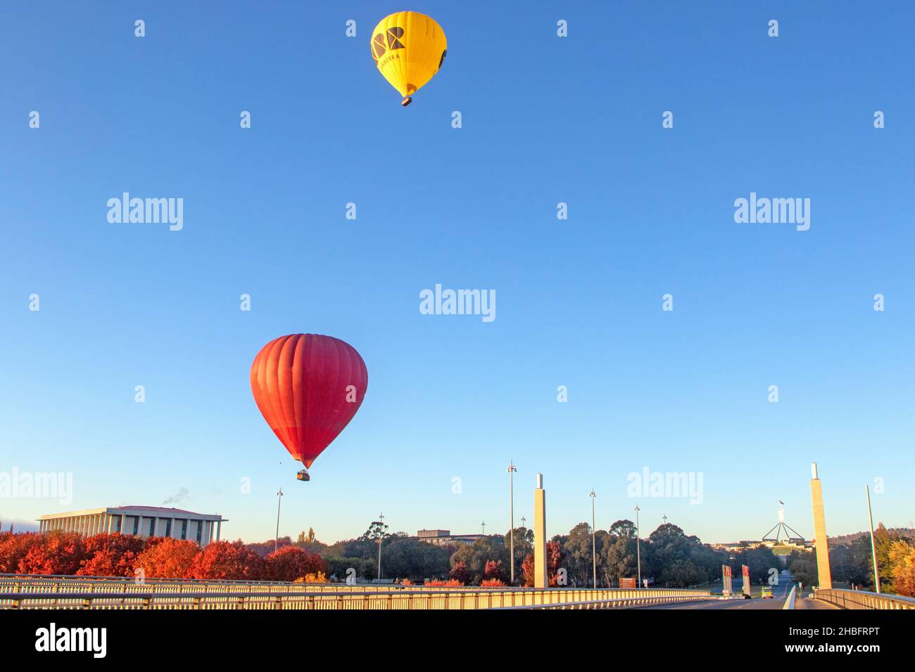 Heißluftballons über dem Parlamentsgebäude und der Nationalbibliothek Stockfoto