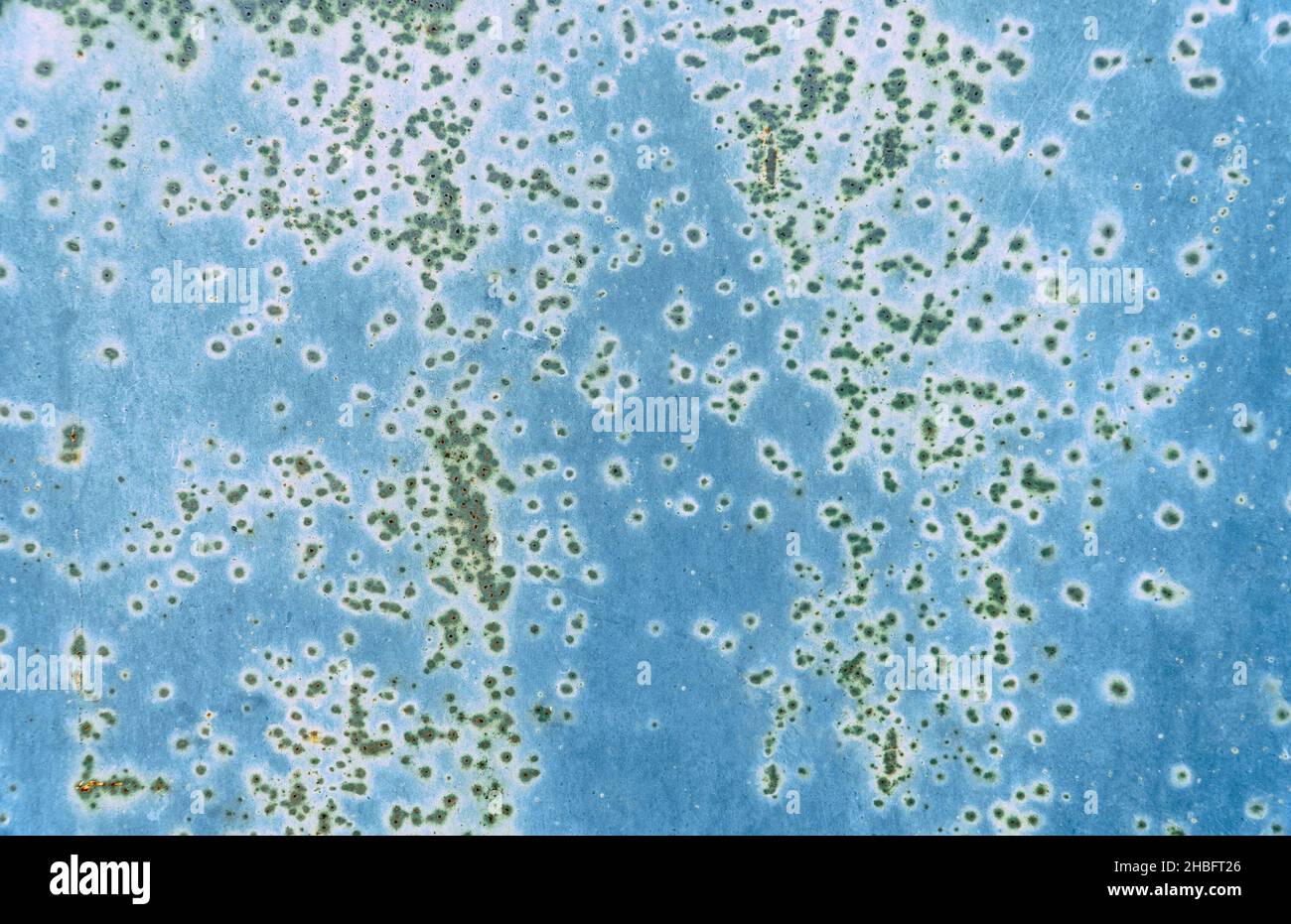 Stahlblech mit blauer Farbe mit Rostflecken überzogen lackiert. Alter Blauer Abstrakter Hintergrund Stockfoto