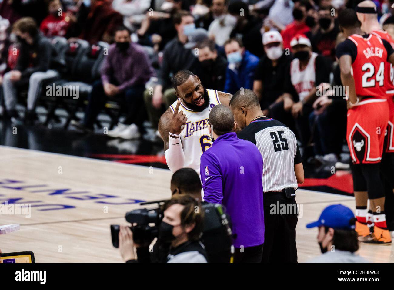 Chicago, Usa. 19th Dez 2021. LeBron James #6 Los Angeles Lakers argumentiert mit dem Schiedsrichter während des Spiels am Sonntag, 19. Dezember 2021 im United Center Shaina Benhiyoun/SPP Credit: SPP Sport Press Photo. /Alamy Live News Stockfoto