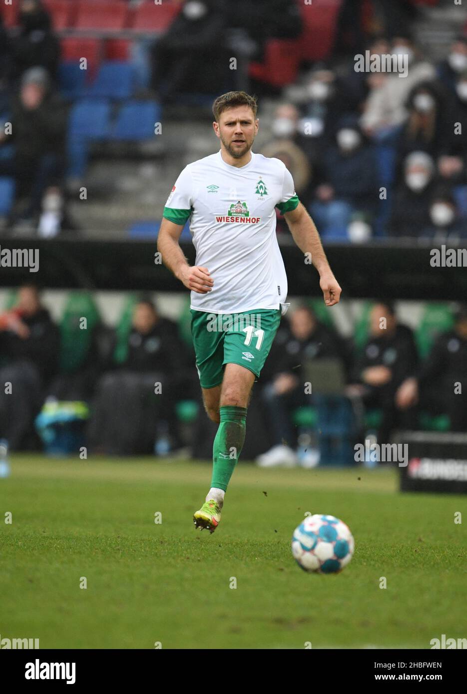 Hannover, Deutschland. 19th Dez 2021. Fußball: 2. Bundesliga, Matchday 18: Hannover 96 - Werder Bremen in der HDI Arena. Bremens Niclas Füllkrug spielt den Ball. Quelle: Daniel Reinhardt/dpa - WICHTIGER HINWEIS: Gemäß den Bestimmungen der DFL Deutsche Fußball Liga und/oder des DFB Deutscher Fußball-Bund ist es untersagt, im Stadion und/oder vom Spiel aufgenommene Fotos in Form von Sequenzbildern und/oder videoähnlichen Fotoserien zu verwenden oder zu verwenden./dpa/Alamy Live News Stockfoto