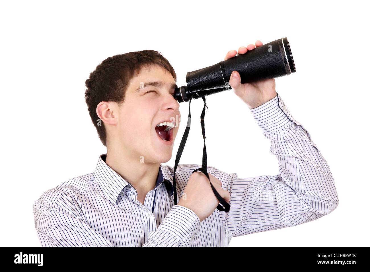 Überrascht Teenager mit Monocle Spionage für jemanden auf dem weißen Hintergrund Stockfoto