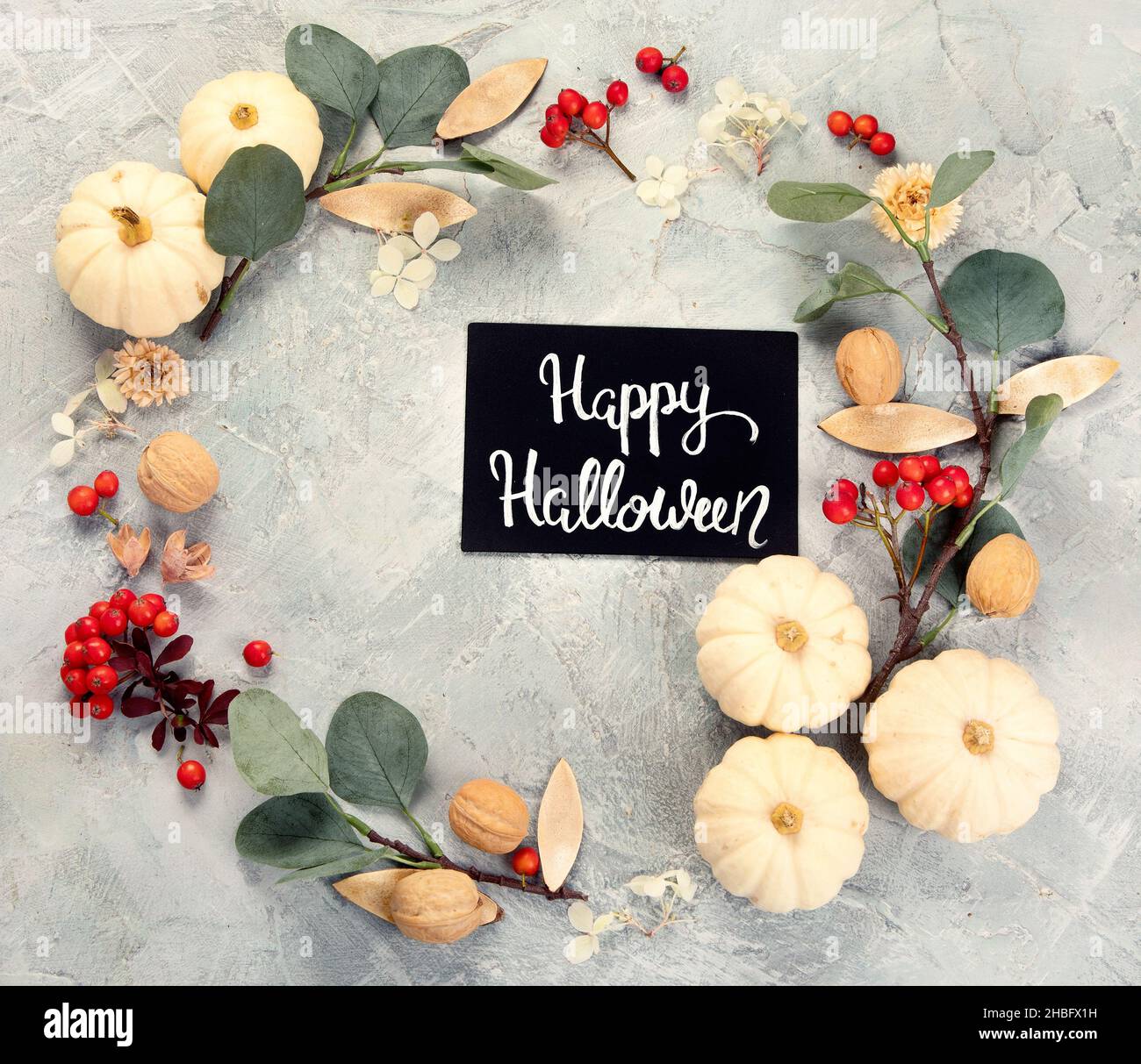 Ernte und festliche Feierlichkeiten inspirierten die Komposition von Kranzen. Konzept der Weihnachtszeit. Draufsicht, flach liegend, Kopierbereich Stockfoto