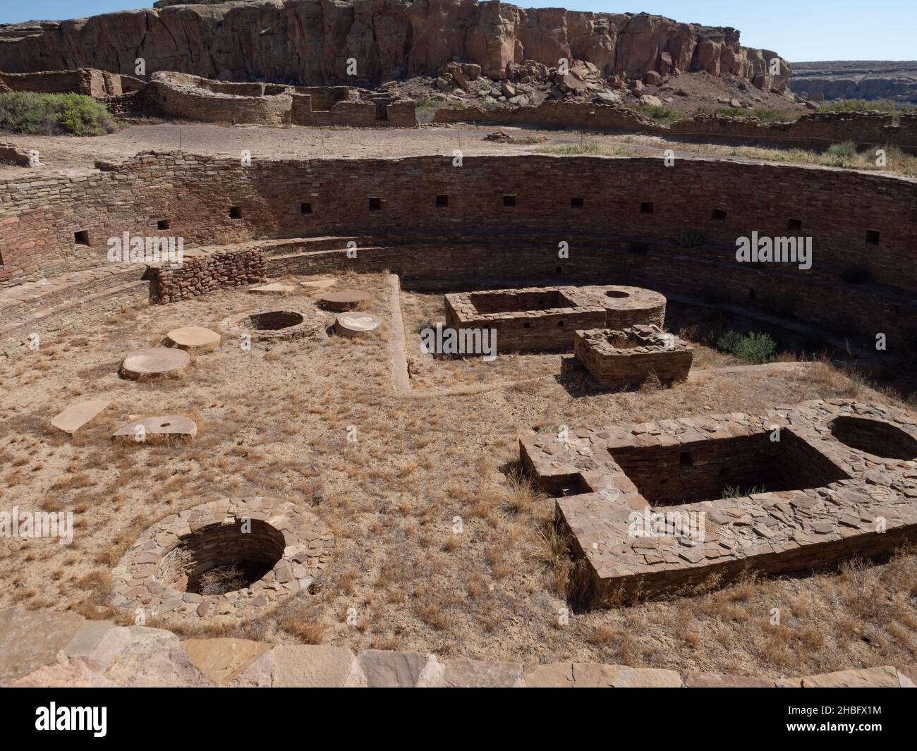 Blick von oben auf die Ruinen des Chetro Ketl Great House. Gelegen im Chaco Culture National Historic Park in New Mexico. Stockfoto