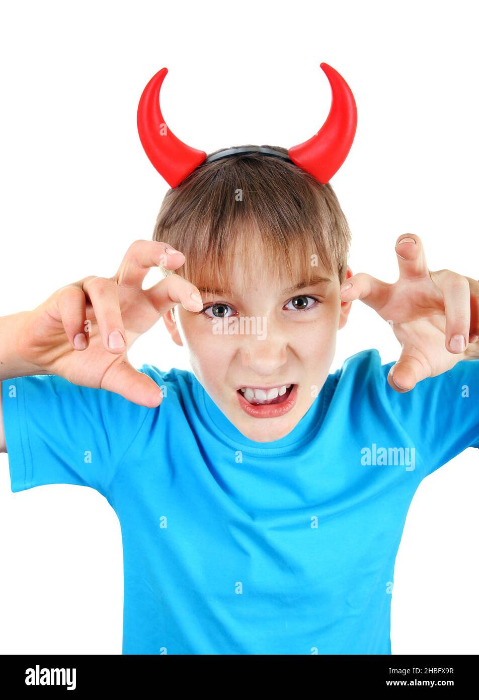 Sly Kid mit Teufelshörnern auf dem Kopf isoliert auf dem weißen Hintergrund Stockfoto