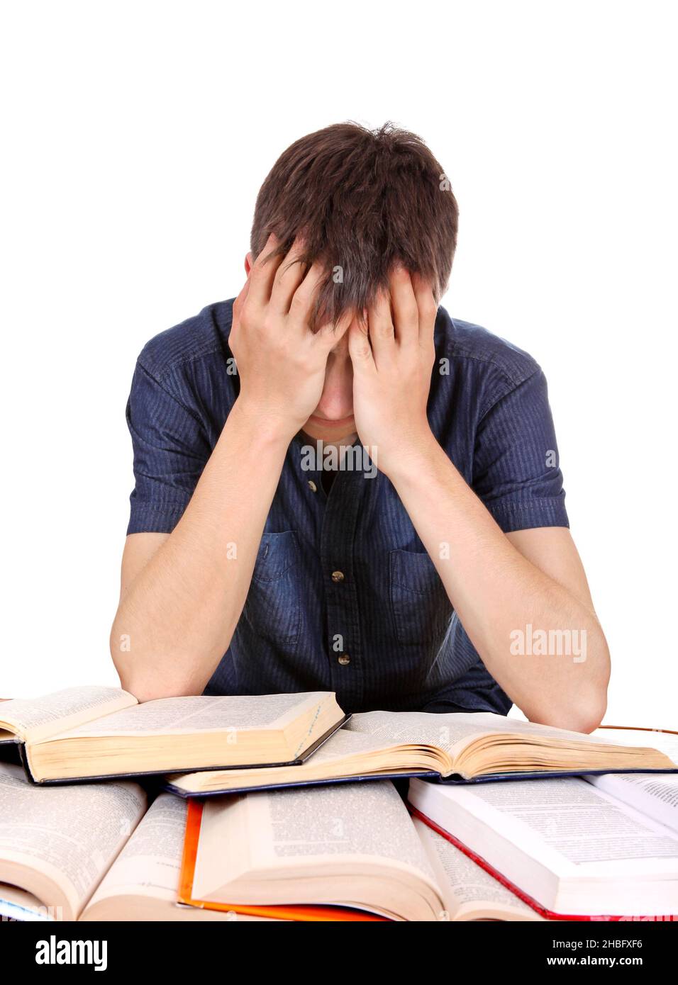 Traurige und müde Studentin am Schulschalter auf weißem Hintergrund Stockfoto
