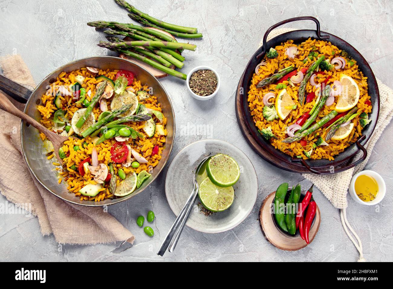 Vegane Paella auf grauem Hintergrund. Mediterrane Ernährung. Gesundes Lebensmittelkonzept. Flach liegend, Draufsicht Stockfoto