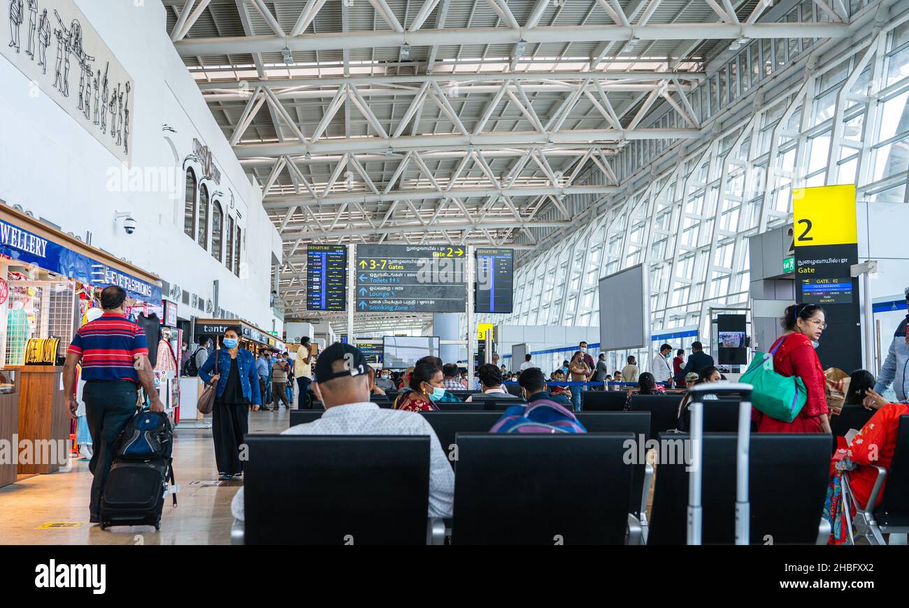 Passagiere, die am Inlandsflughafen Chennai im Sitzbereich am Boarding Gate warten. Stockfoto