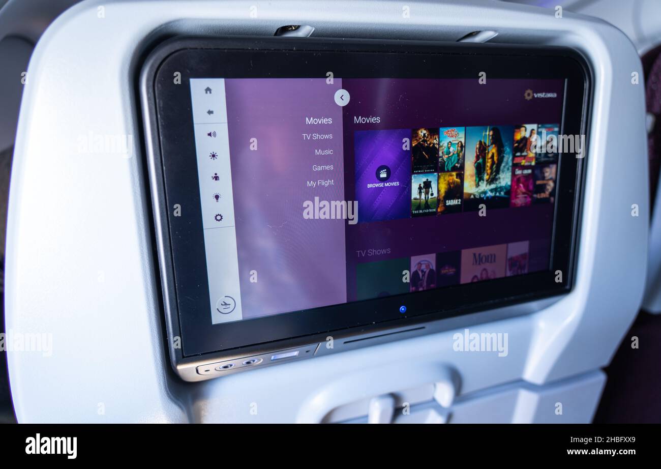 Ein Unterhaltungsbildschirm an Bord in der Economy-Kabine der Vistara-Fluggesellschaft Airbus A321. Stockfoto