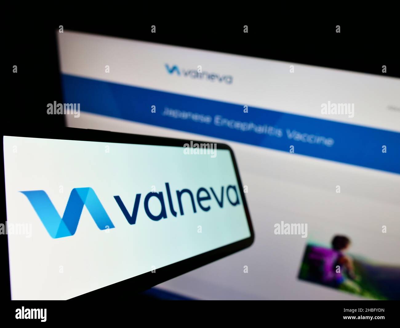 Smartphone mit Logo des französischen Biotechnologie-Unternehmens Valneva SE auf dem Bildschirm vor der Unternehmenswebsite. Konzentrieren Sie sich auf die linke Seite des Telefondisplays. Stockfoto