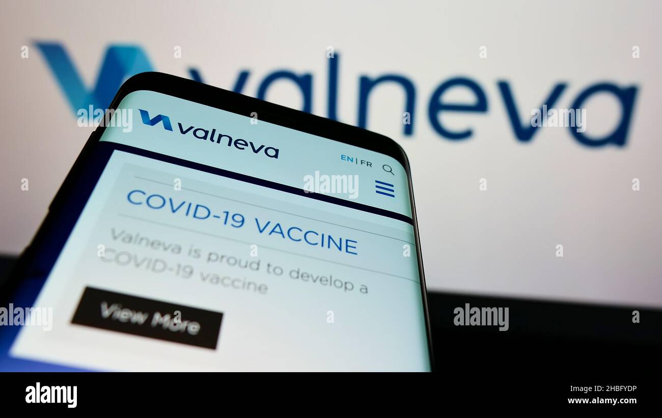Mobiltelefon mit Website des französischen Biotechnologie-Unternehmens Valneva SE auf dem Bildschirm vor dem Unternehmenslogo. Konzentrieren Sie sich auf die obere linke Seite des Telefondisplays. Stockfoto