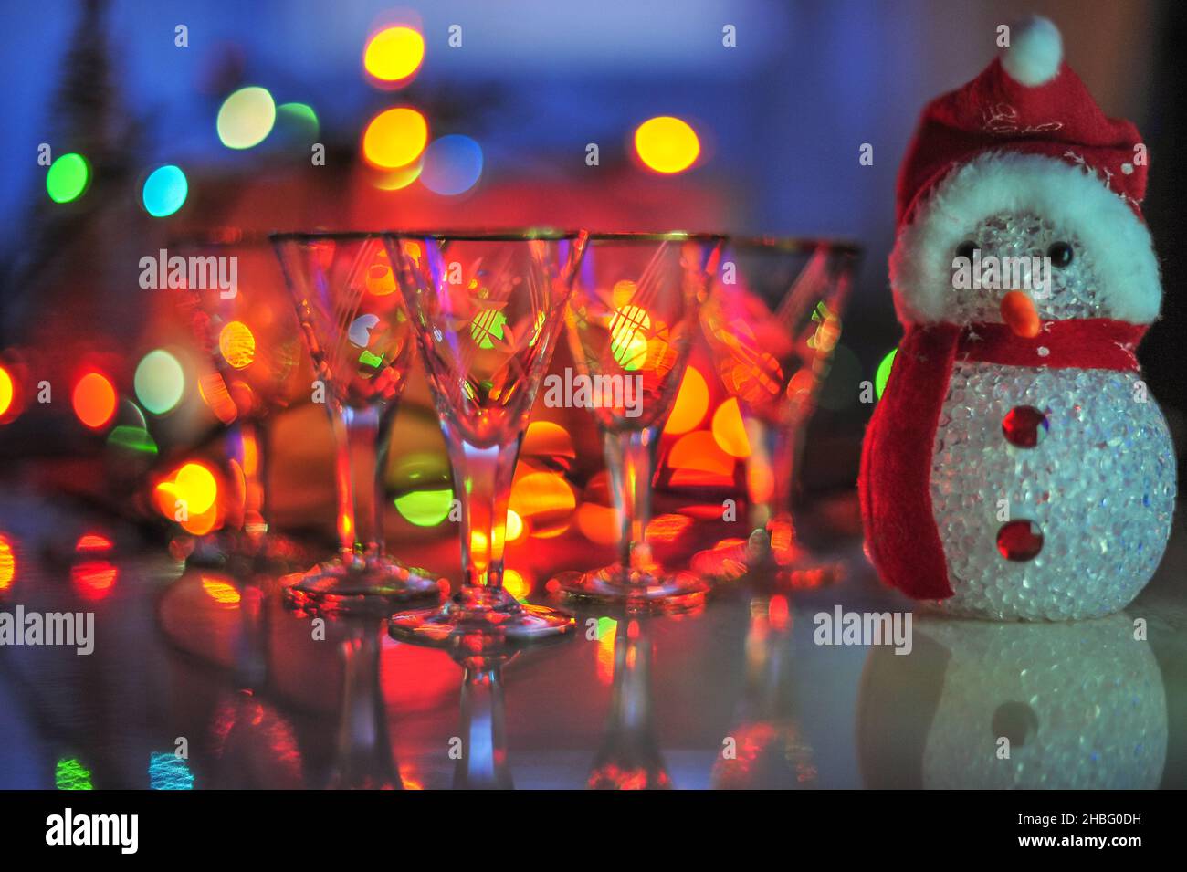 Weihnachtliche Landschaft mit Lichtern und Gläsern Stockfoto