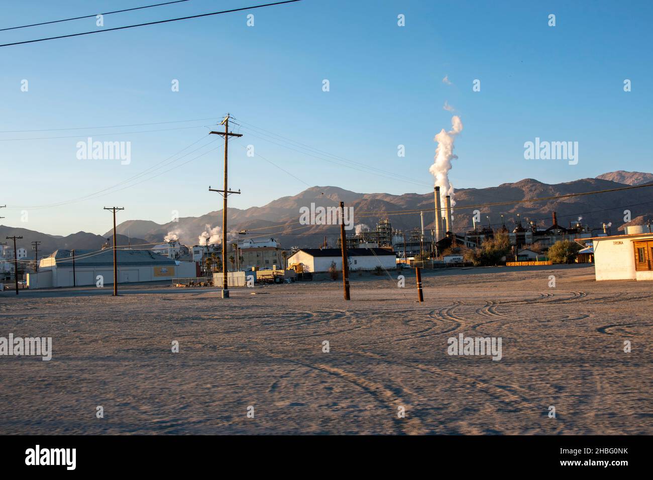 Trona, CA, ist eine kleine Stadt in der Mojave-Wüste mit einer großen Mineralproduktionsanlage, die die Luft nach faulen Eiern riecht. Stockfoto