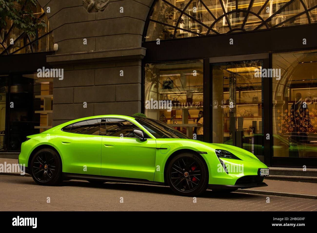 Kiew, Ukraine - 19. Juni 2021: Matt Porsche Taycan Turbo S lime color in der Stadt Stockfoto